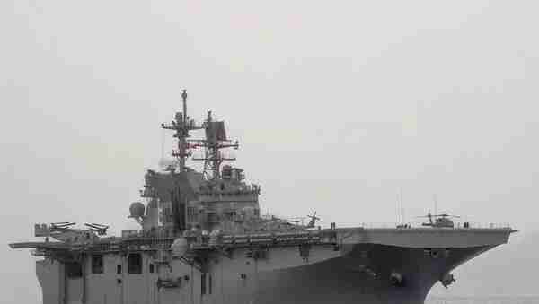 中美航母首次“对峙”，美国准航母深陷重围，被8艘军舰“围观”