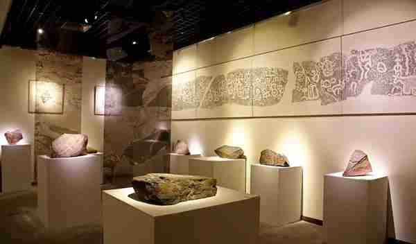 新华·博物馆日报（第203期）：“岩画与居延汉简艺术展”在宁夏博物馆拉开帷幕