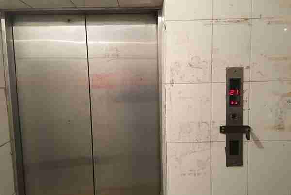华严北里老电梯一天“犯病”好几回，居民等了四年如今终于要换新