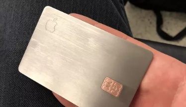 用户使用CNC机器定制钛金属卡Apple Card