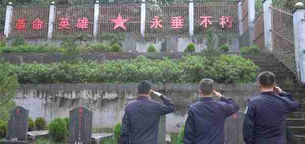 中国最后的秘境：随处可见眼镜王蛇，路是靠砍刀砍出来的，但“总归要有人守在这里”