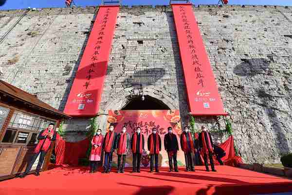 第八季“城门挂春联，南京开门红”揭联仪式隆重举行