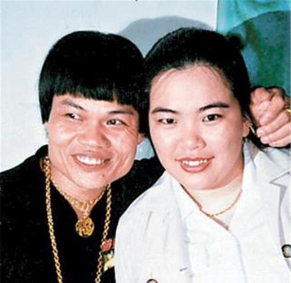 香港黄金丑星，娶娇妻生子却被榨光千万财产，想自杀60岁身价过亿
